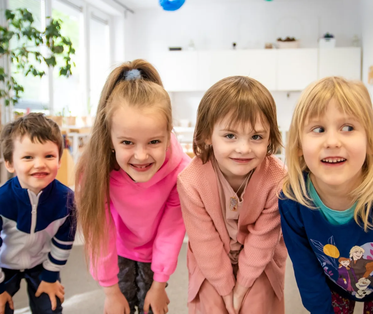 Uśmiechnięte dzieci w przedszkolu Montessori